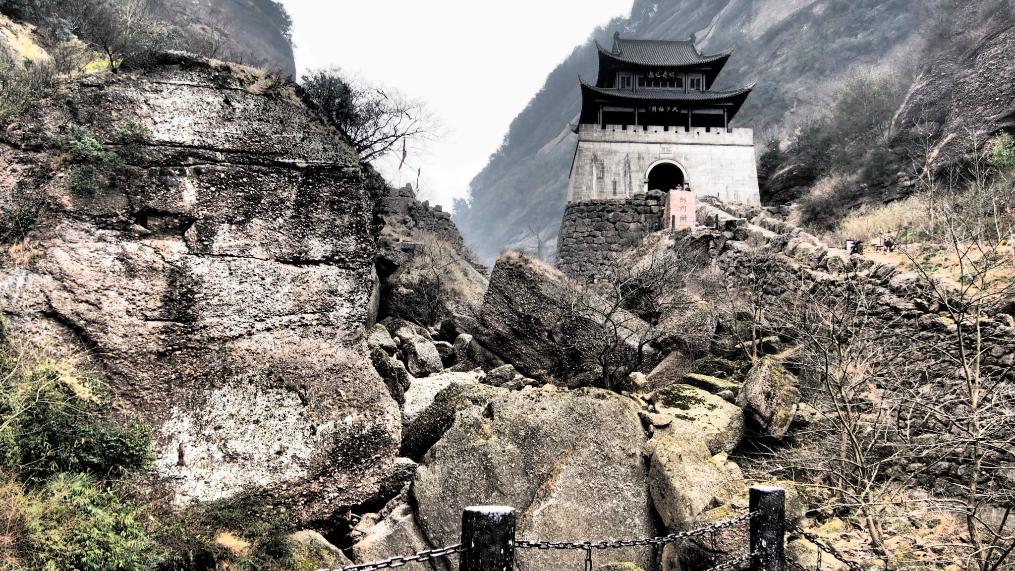 Jianmen_Pass_1.jpg Jianmen_Pass_1.jpg