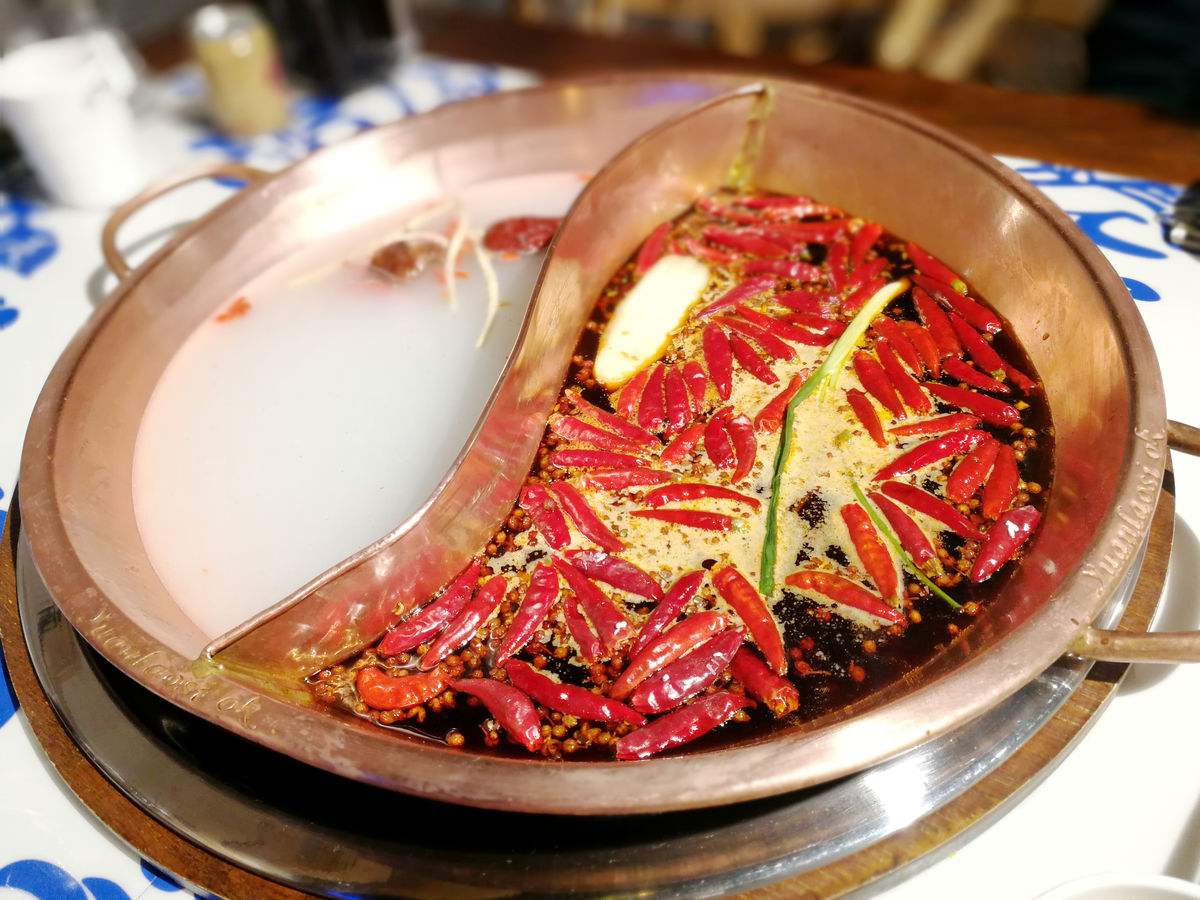 yin-yang-hotpot-02