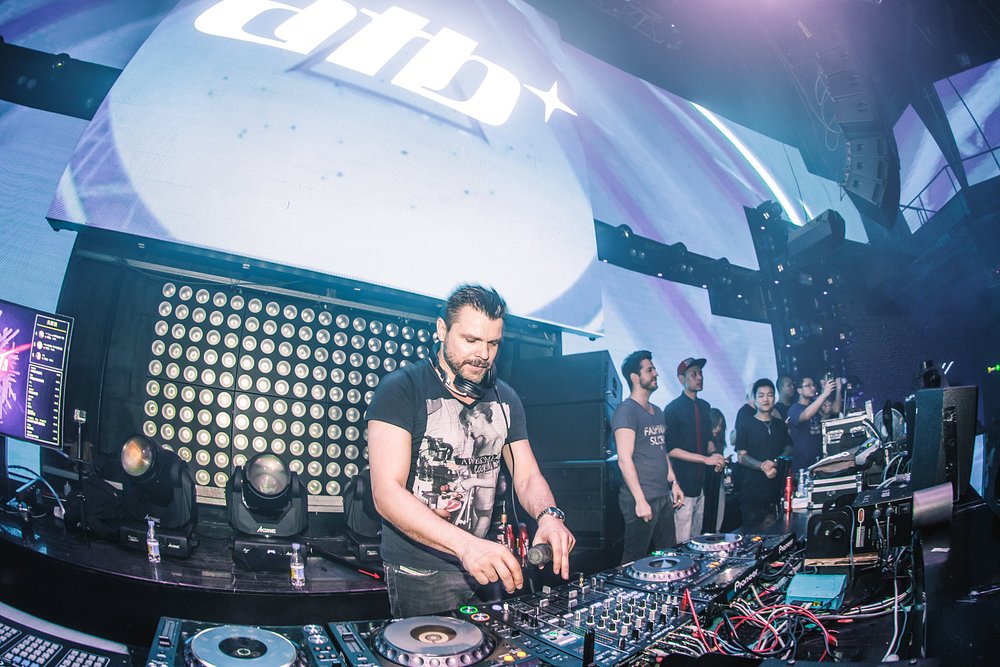 Space-Club-01