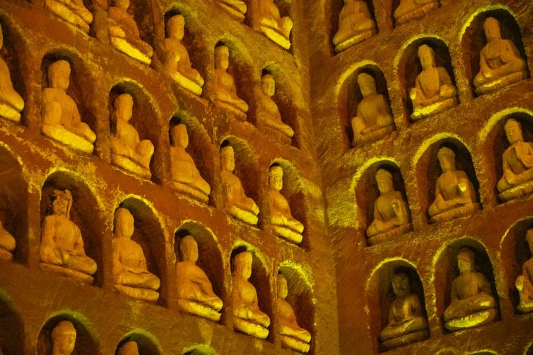 Ten-Thousand-Buddhas-Cave-01