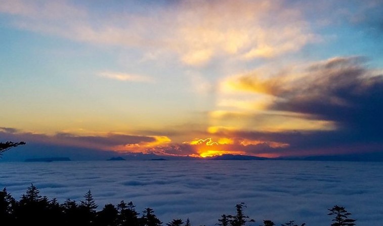 Sunrise-on-Emei-Mountain-01 Sunrise-on-Emei-Mountain-01