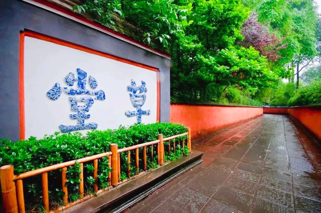 Screen-Wall-of-the-Thatched-Cottage-02