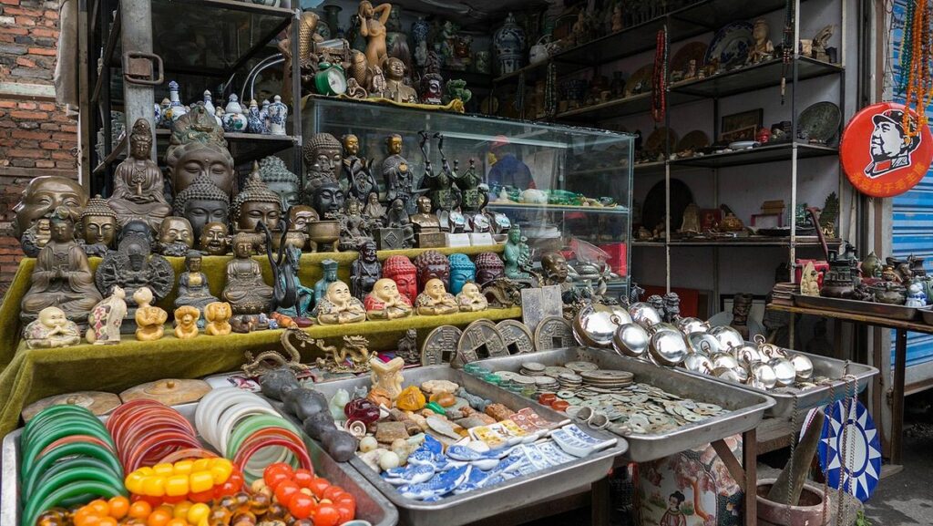 Dongtai-Road-Antique-Market